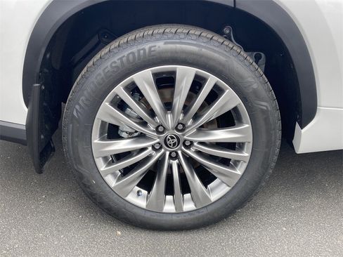 New 2026 Toyota Highlander Platinum image 6