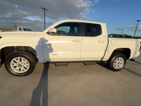 Used 2025 Toyota Tacoma SR5 image 5