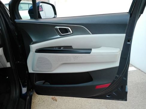 Used 2024 Kia Carnival LX FWD image 18
