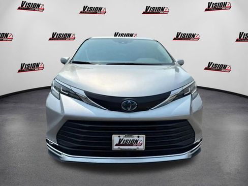 Used 2022 Toyota Sienna XLE image 2