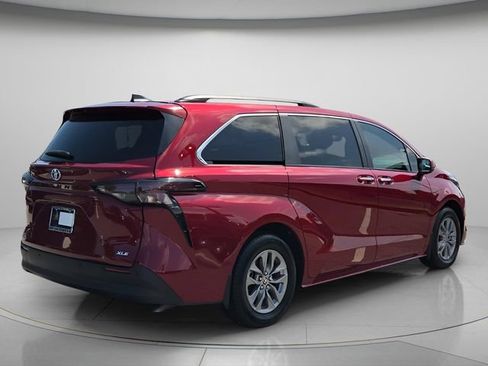 Used 2025 Toyota Sienna XLE w/ XLE Plus Package FWD image 7
