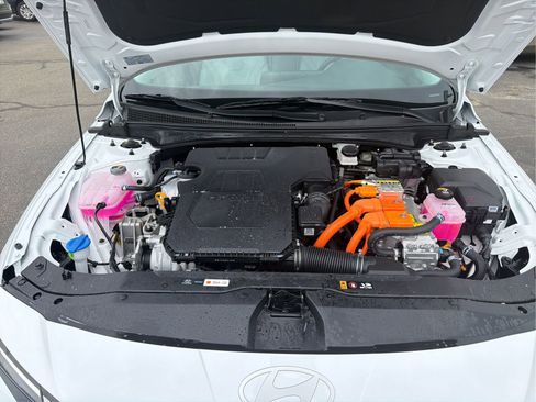 Certified 2025 Hyundai Elantra Limited FWD image 24
