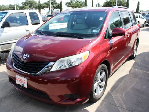 Used 2012 Toyota Sienna LE FWD image 4