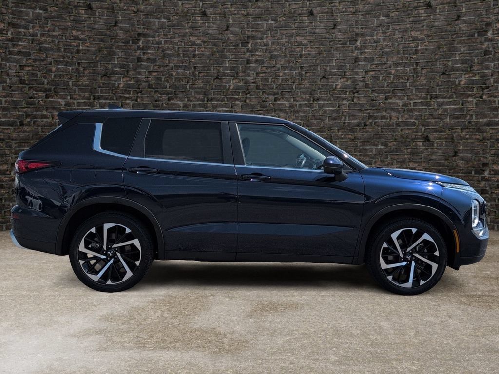 Used 2022 Mitsubishi Outlander SE AWD/4WD image 3