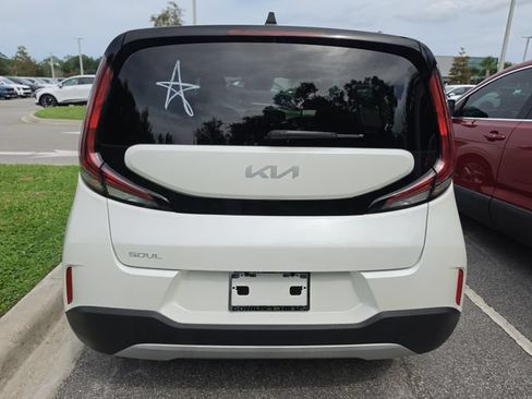 Certified 2025 Kia Soul LX w/ LX Technology Package FWD image 5