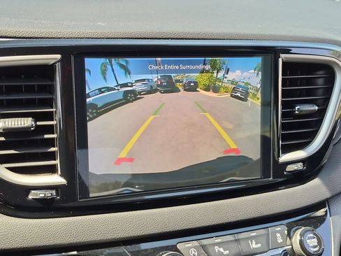 Used 2025 Chrysler Pacifica Select FWD image 18