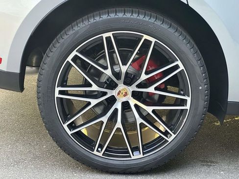 Certified 2025 Porsche Macan S image 9