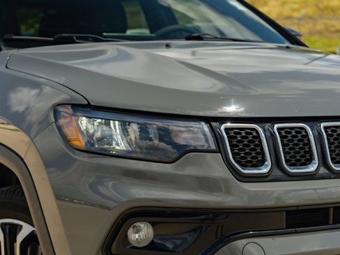 Used 2023 Jeep Compass Limited w/ Sun and Sound Group AWD/4WD image 3