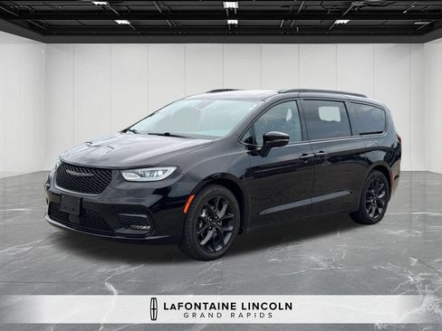 Used 2025 Chrysler Pacifica Limited FWD image 1
