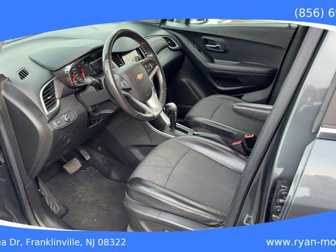 Used 2018 Chevrolet Trax LT w/ LT Convenience Package image 11