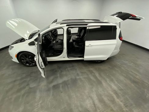 Used 2018 Chrysler Pacifica Limited w/ S Appearance Package image 51