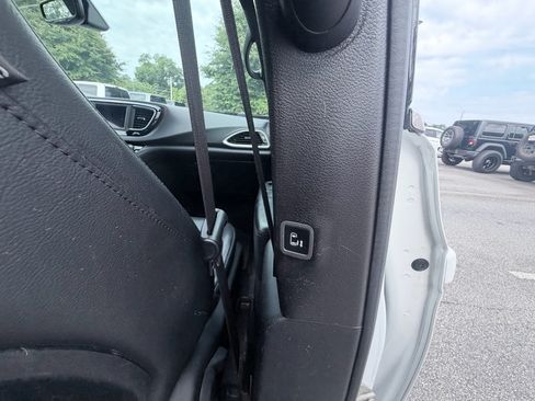 Used 2020 Chrysler Pacifica Touring-L FWD image 33