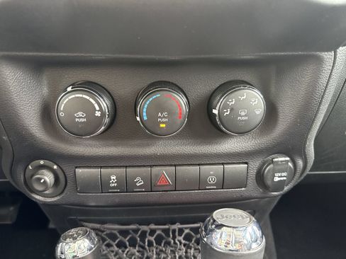 Used 2015 Jeep Wrangler Unlimited Sahara AWD/4WD image 19