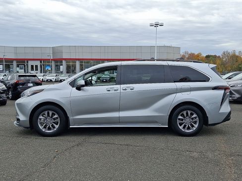 Used 2024 Toyota Sienna LE image 4