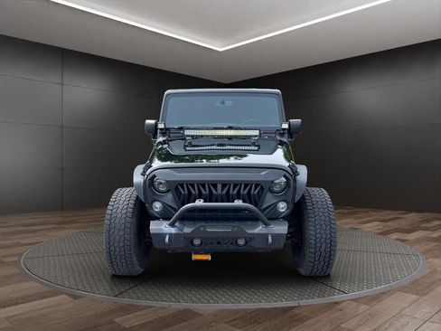 Used 2017 Jeep Wrangler Unlimited Sahara AWD/4WD image 3