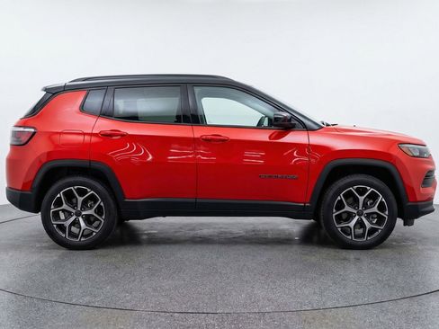 Used 2025 Jeep Compass Limited image 11