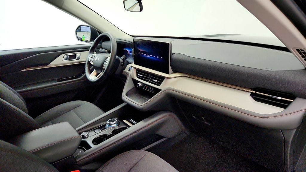 Used 2025 Ford Explorer Active AWD/4WD image 27
