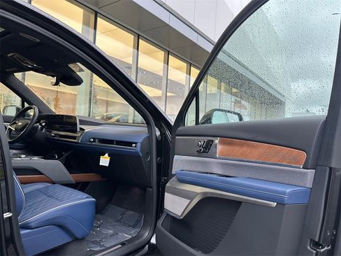 Used 2026 Cadillac Vistiq Premium Luxury image 11