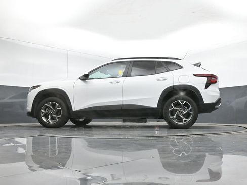 Used 2025 Chevrolet Trax LT image 37