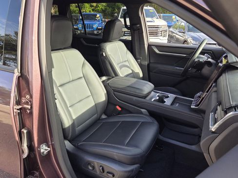 Certified 2026 GMC Acadia Elevation w/ Elevation Premium Package AWD/4WD image 23