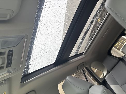 Used 2021 Toyota RAV4 Limited image 28