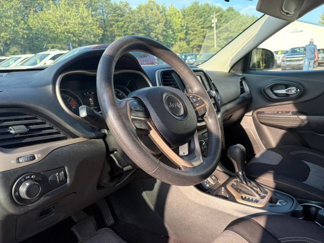 Used 2016 Jeep Cherokee Sport FWD image 12