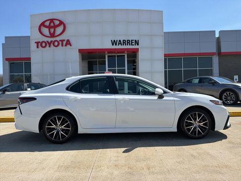 Used 2023 Toyota Camry SE image 3