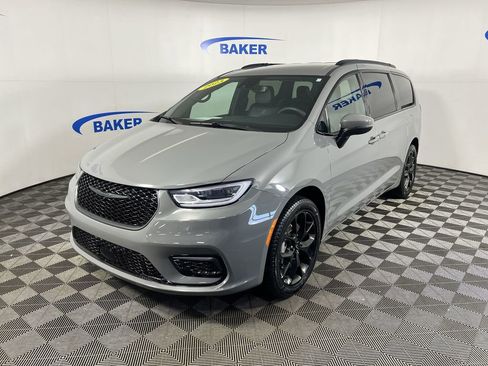 Used 2023 Chrysler Pacifica Touring-L w/ S Appearance Package AWD/4WD image 1