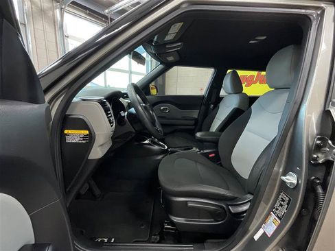 Used 2016 Kia Soul FWD image 11