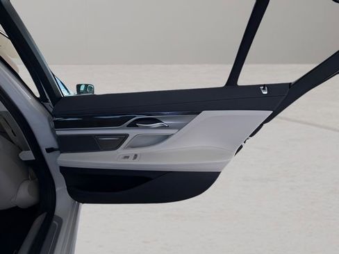 Used 2020 BMW 740i image 38