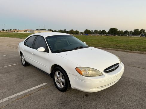 Used 2002 Ford Taurus SE image 2
