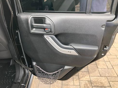 Used 2015 Jeep Wrangler Unlimited Rubicon w/ Connectivity Group image 29