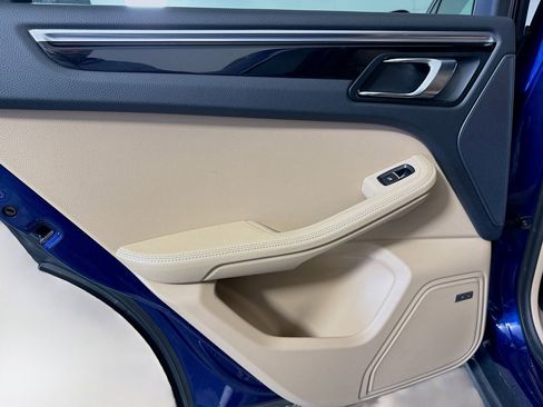 Used 2023 Porsche Macan Base image 25