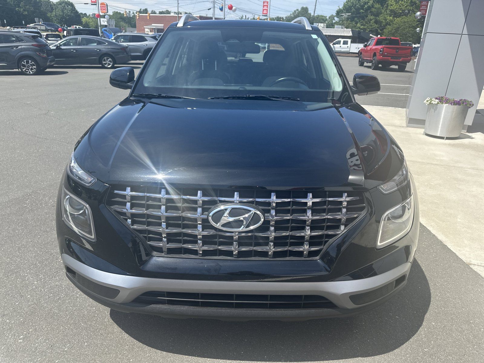 Used 2025 Hyundai Venue SEL FWD image 3
