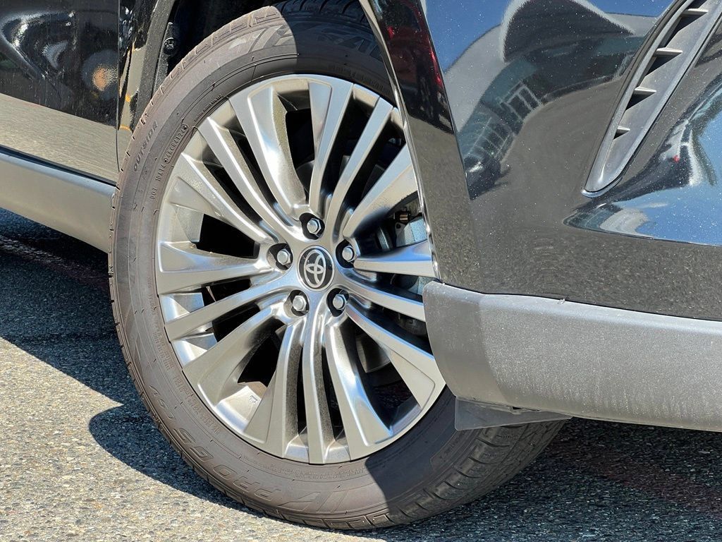 Used 2022 Toyota Venza Limited AWD/4WD image 2