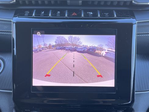 Used 2023 Jeep Grand Cherokee Laredo image 4