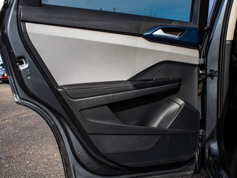 Used 2024 Volkswagen Taos SE w/ Panoramic Sunroof Package image 11