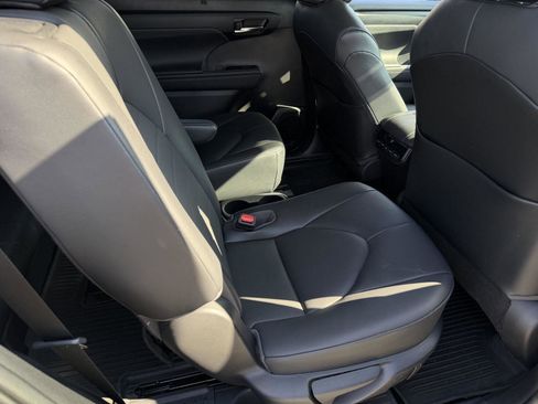 Used 2020 Toyota Highlander XLE AWD/4WD image 25