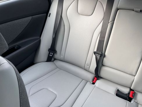 Used 2025 Hyundai Elantra Limited image 38