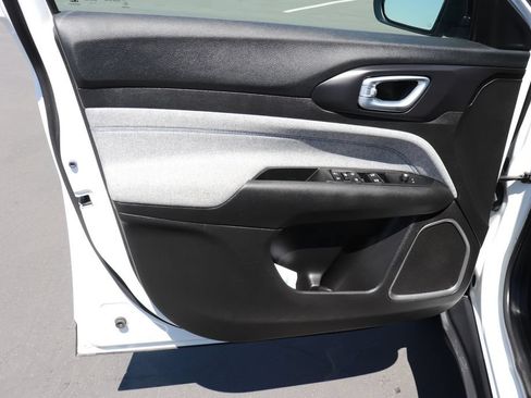 Used 2022 Jeep Compass Latitude FWD image 9
