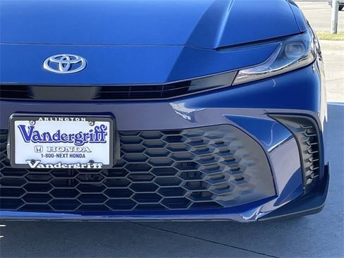 Used 2025 Toyota Camry SE image 9