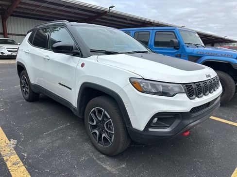 Used 2025 Jeep Compass Trailhawk AWD/4WD image 2