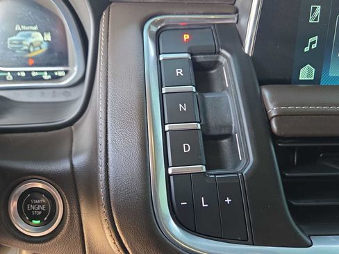 Used 2022 Chevrolet Suburban Z71 w/ Luxury Package AWD/4WD image 21