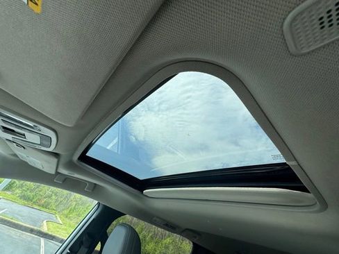 Used 2025 Toyota Sienna XLE image 27