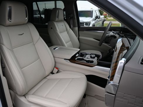 Used 2026 Cadillac Escalade Platinum Sport w/ LPO, Floor Liner Package AWD/4WD image 34