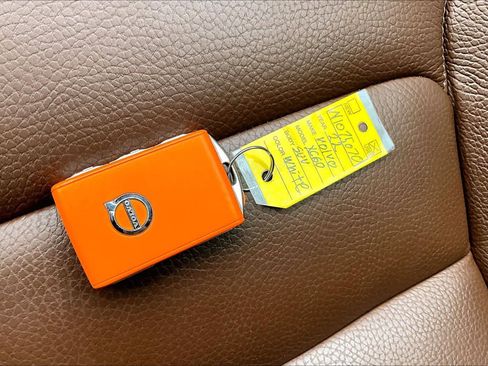 Used 2022 Volvo XC60 B5 Momentum image 14