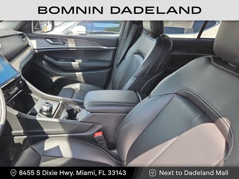 Used 2025 Jeep Grand Cherokee Limited w/ Black Appearance Package image 15