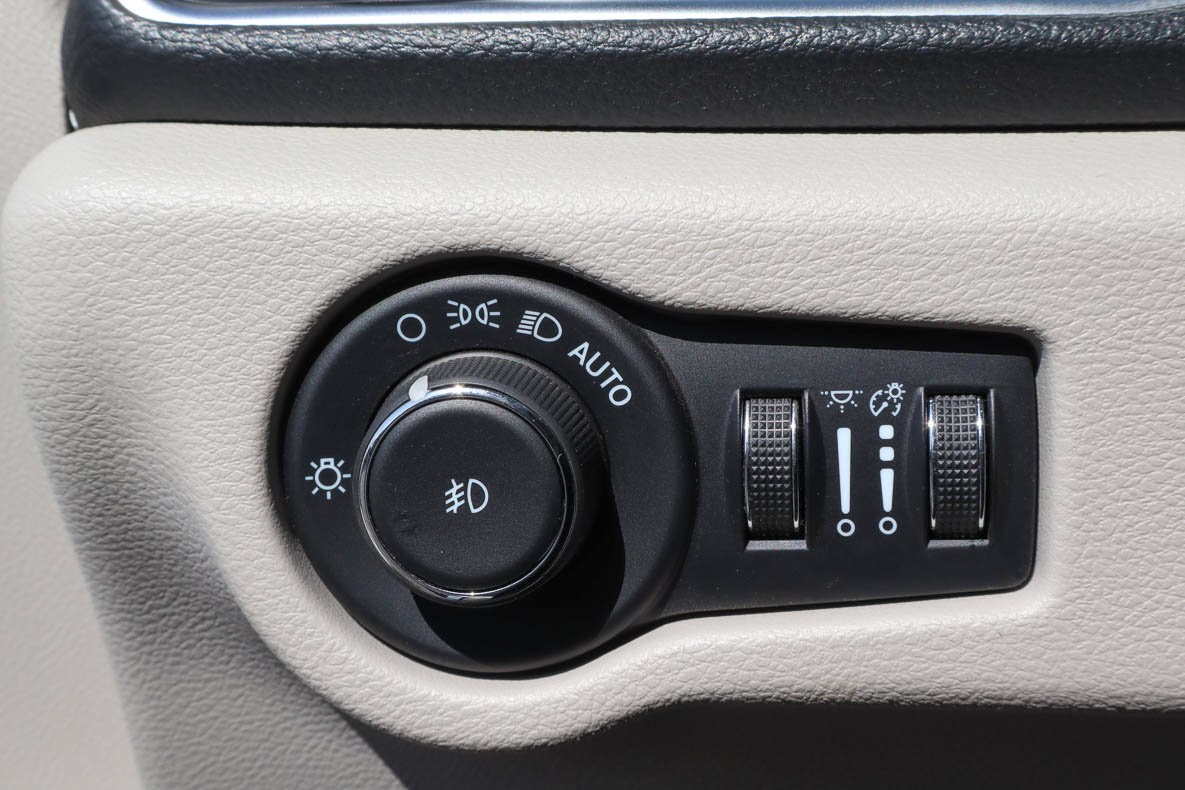 Used 2024 Chrysler Pacifica Limited FWD image 16