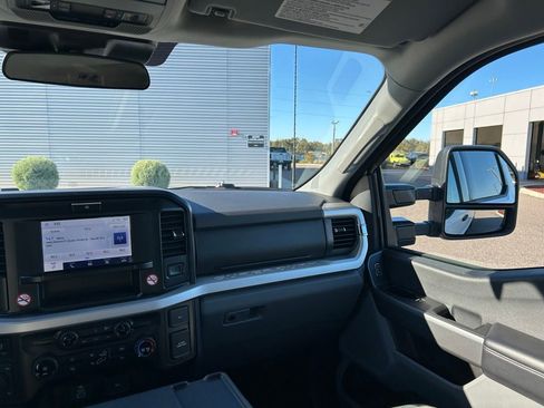 Used 2025 Ford F250 XLT AWD/4WD image 9