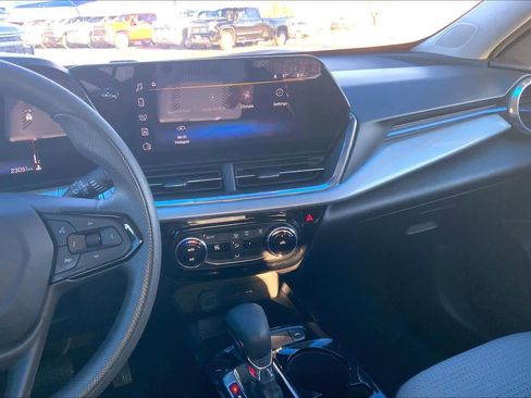 Used 2025 Chevrolet Trax LT image 7